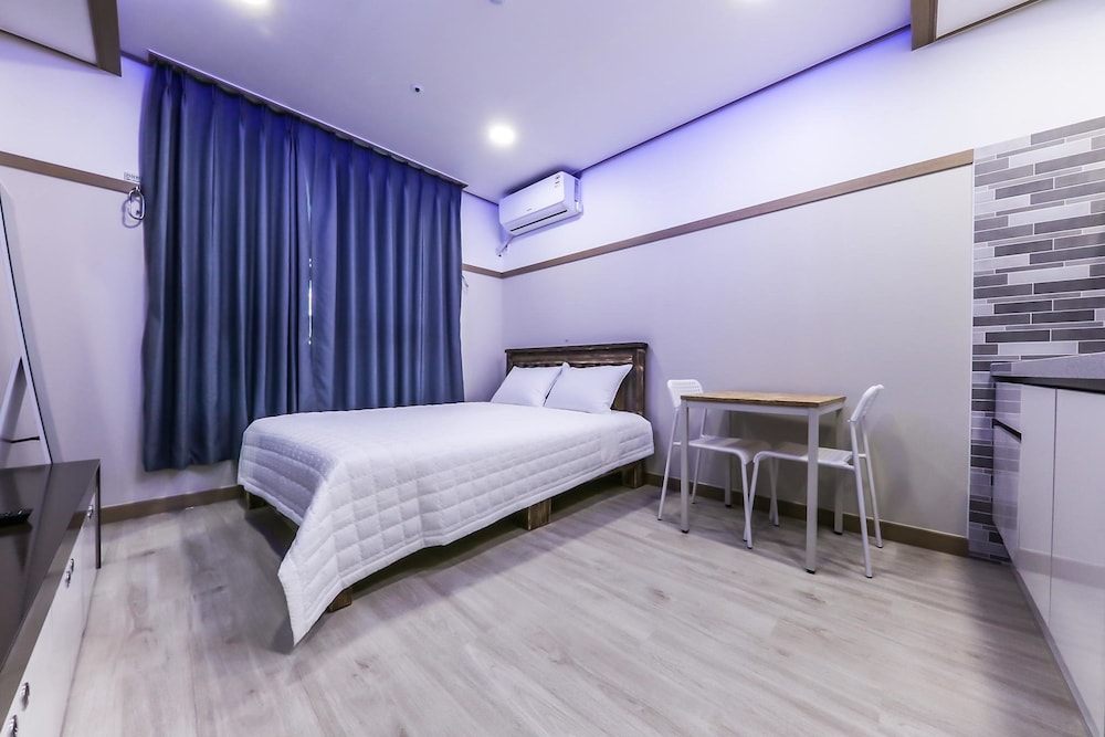 Standard Studio, 1 Queen Bed