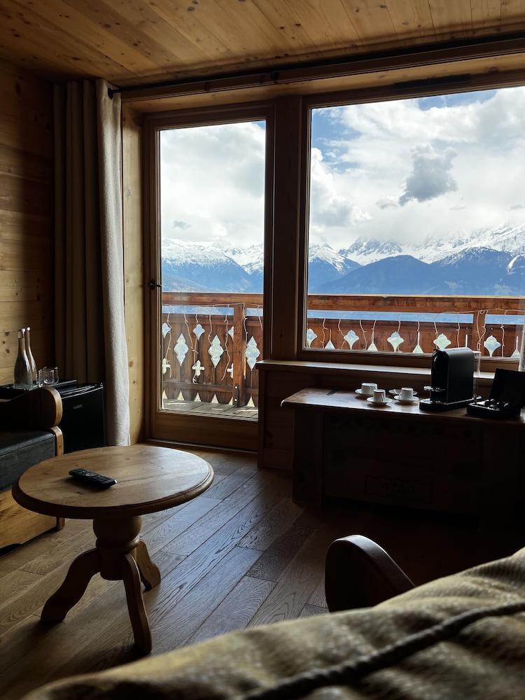 Suite, 1 King Bed, Mountain View photo 3
