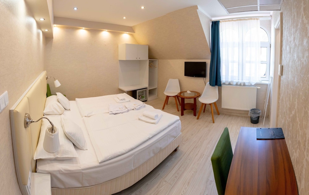 Standard Double or Twin Room - Photo 4