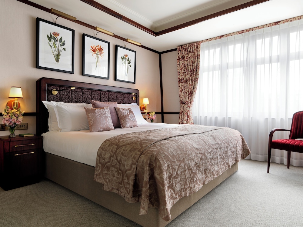 Deluxe Room thumbnail 6