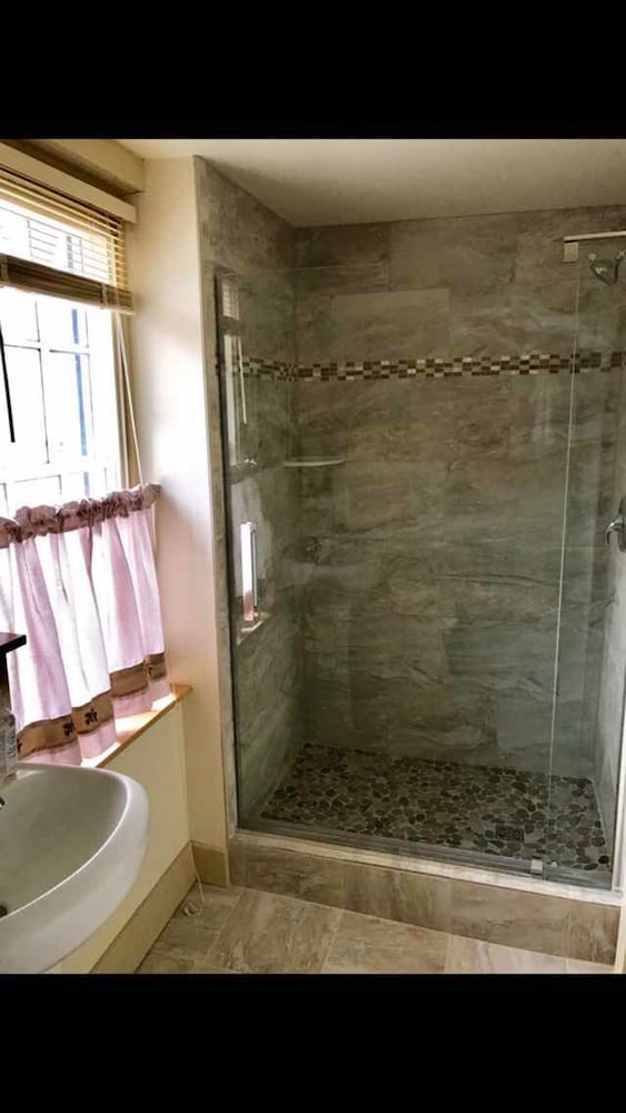 Room 1 (The Sweetheart Room) - One Queen Bed with Private Bath photo 2
