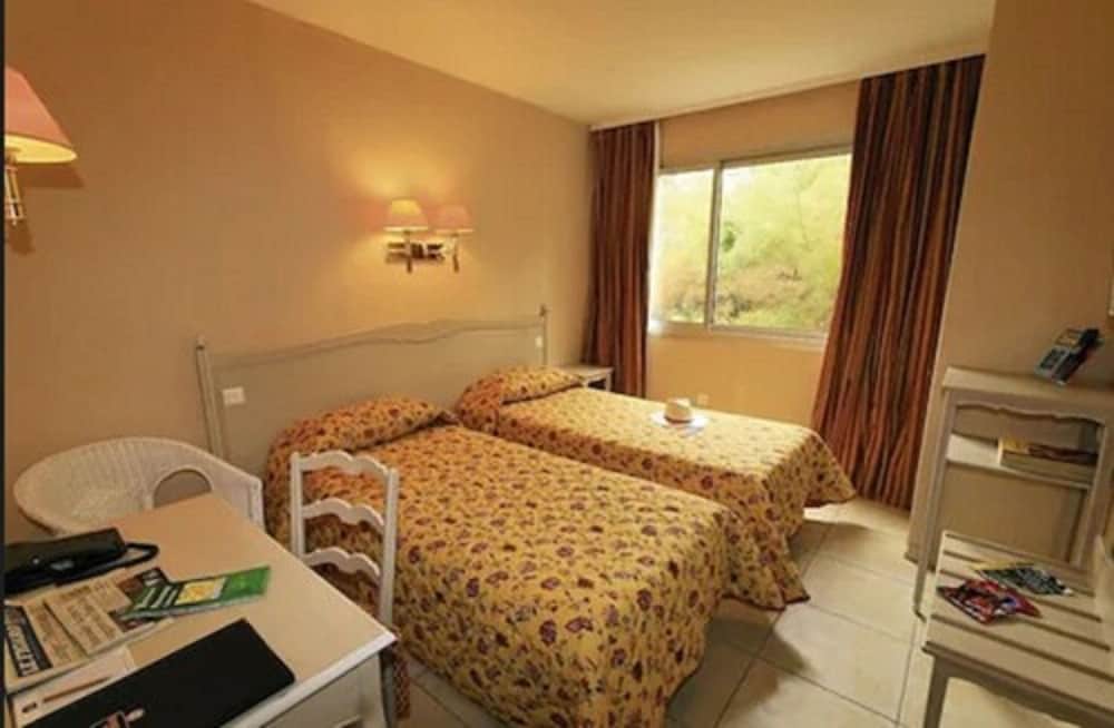 Standard Double or Twin Room - Photo 8