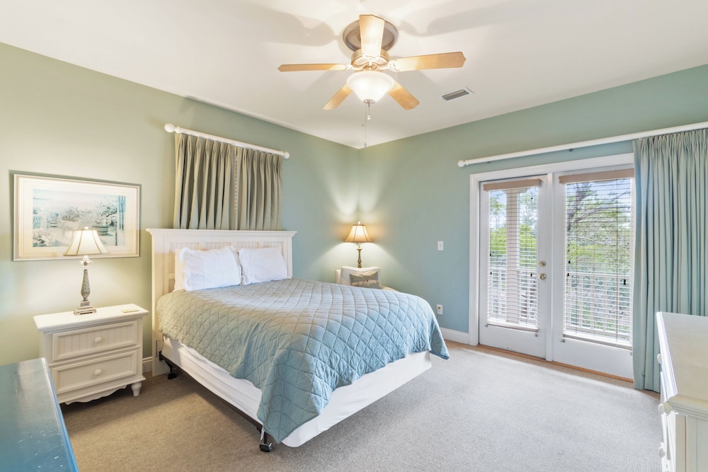 Signature House, 3 Bedrooms, Kitchen, Poolside photo 3