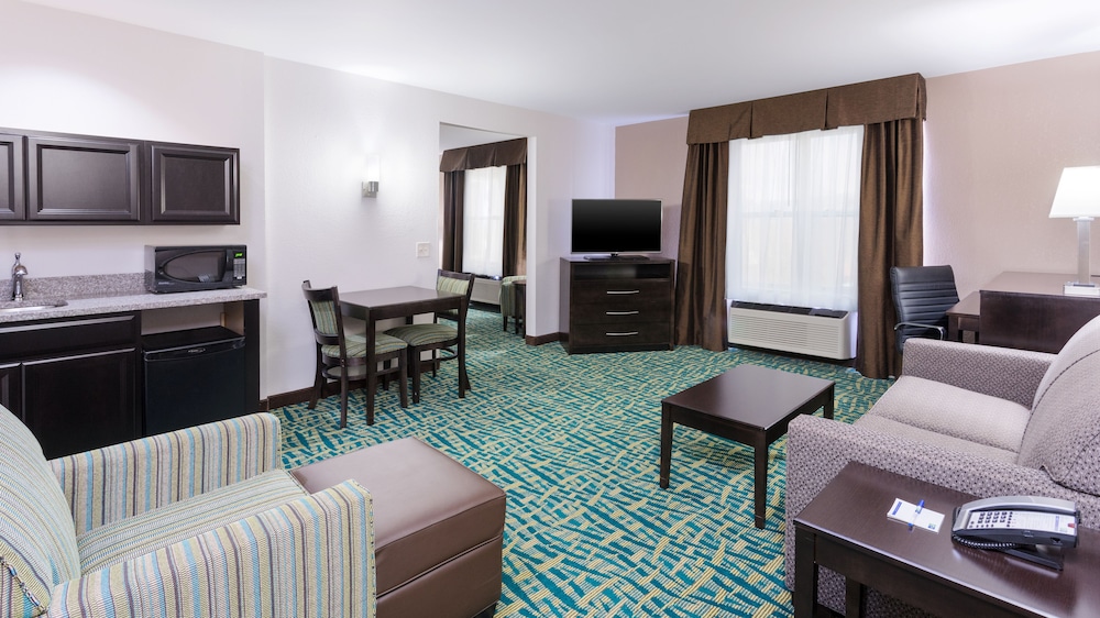 Suite, 1 King Bed, Accessible (Mobility, Roll-In Shower) - Photo 2