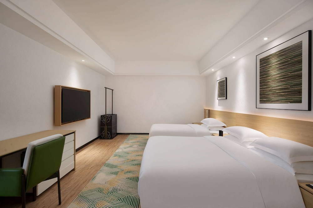 Deluxe Suite, Non Smoking (Family, 1 King & 1 Twin Bed)