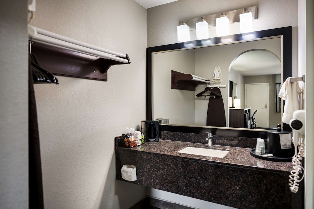 Standard Room, 2 Queen Beds, Non Smoking, Refrigerator & Microwave photo 2