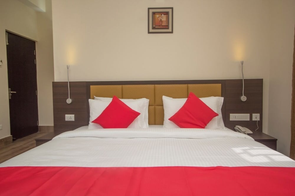 Deluxe Room, 1 King Bed, Smoking photo 1