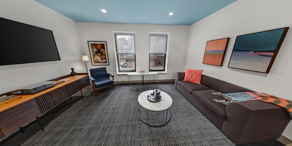Suite, 1 Twin Bed (The Hero) photo 3