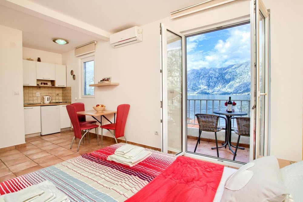 Studio, Sea View