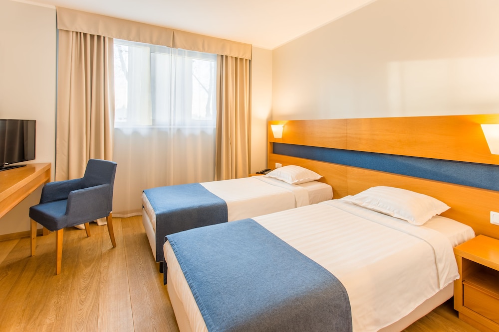 Standard Twin Room - Photo 4