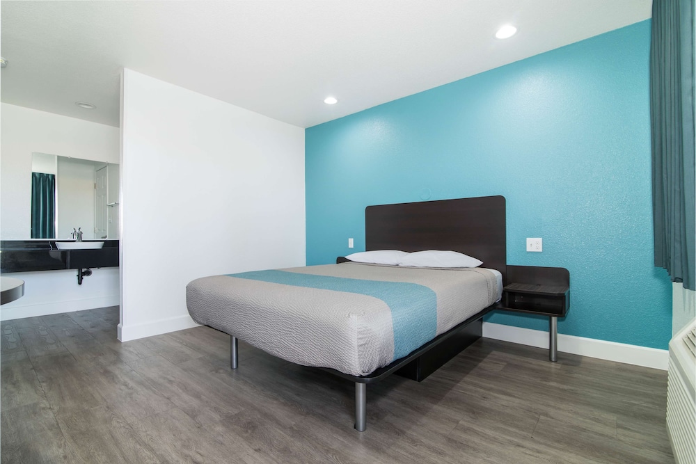 Deluxe Room, 1 Queen Bed, Non Smoking, Refrigerator & Microwave - Photo 1
