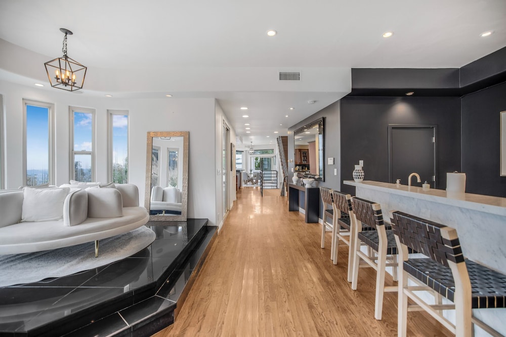 Luxury Villa, Multiple Beds, Pool Access, City View (Franklin Mediterranean Villa)