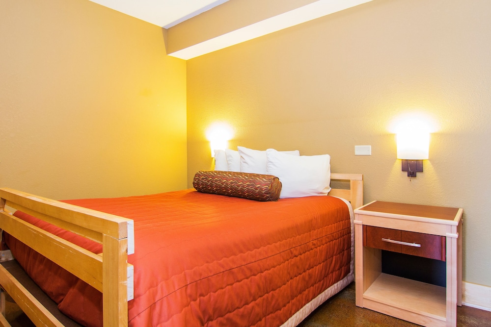 Suite, 3 Bedrooms, Partial Lake View photo 2