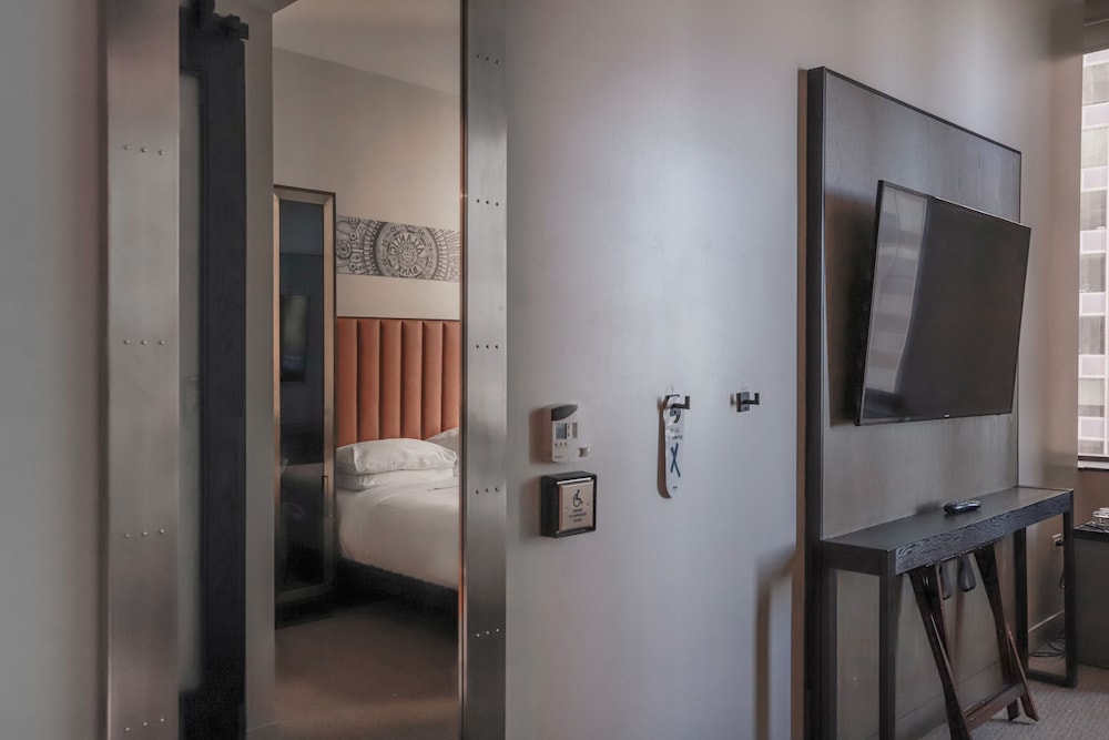 Room, 1 Queen Bed (ADA)