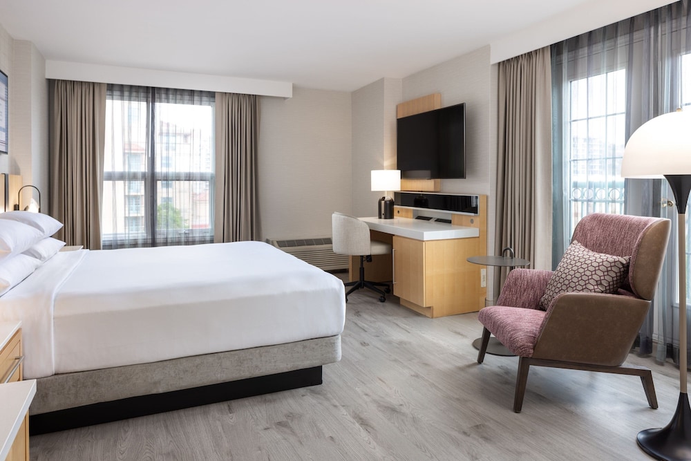 Room, 1 King Bed, City View - Photo 1