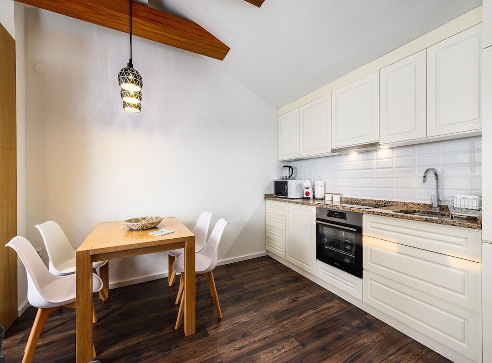 Elite Condo, 2 Bedrooms, Balcony, Mountain View