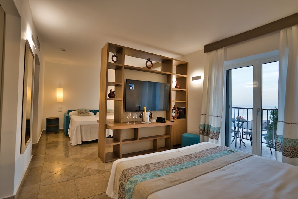 Deluxe Room, Balcony, Sea View - Photo 5