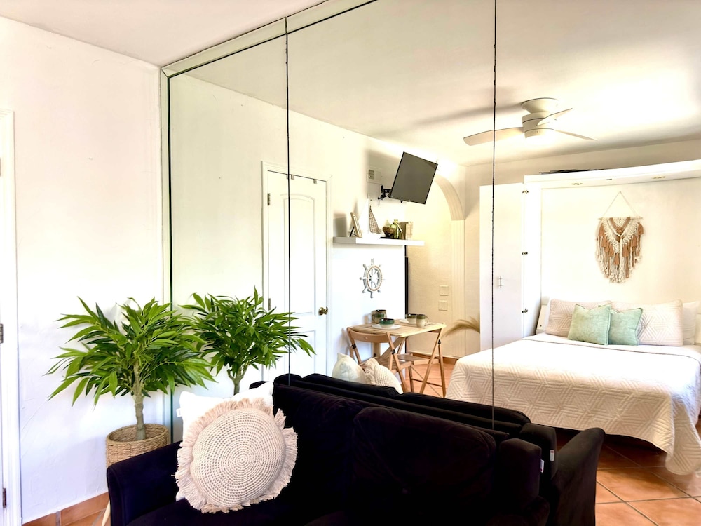 Beach Lover s Studio Apartment in Hollywood FL, Photo 3