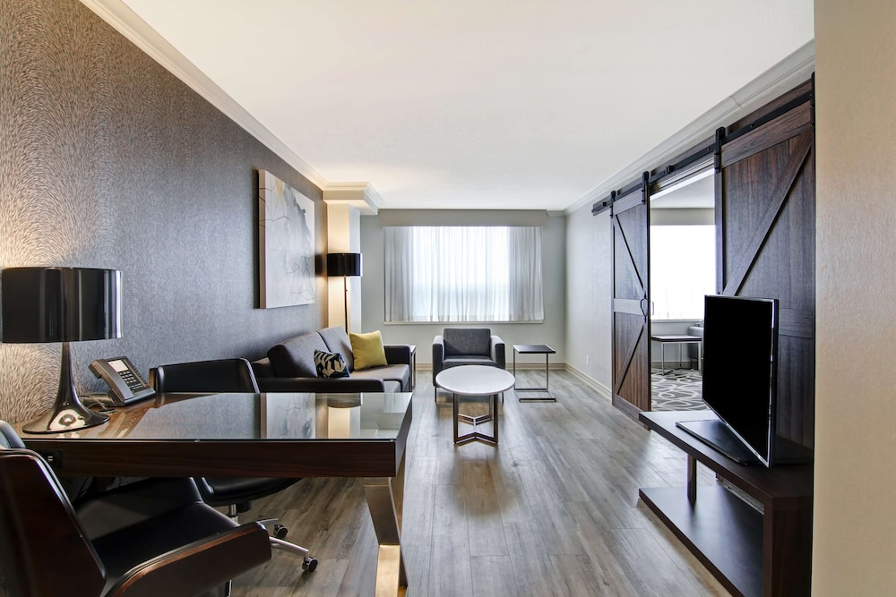 Lifestyle Suite, 1 Queen Bed with Sofa Bed, Accessible - Photo 7