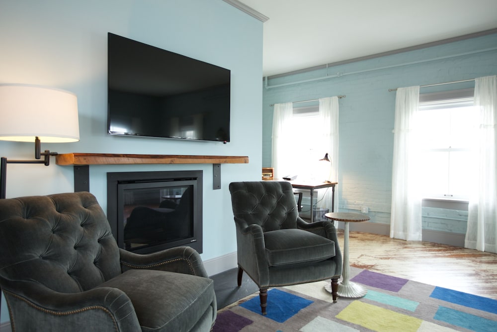 Premier Room, 1 King Bed, Fireplace