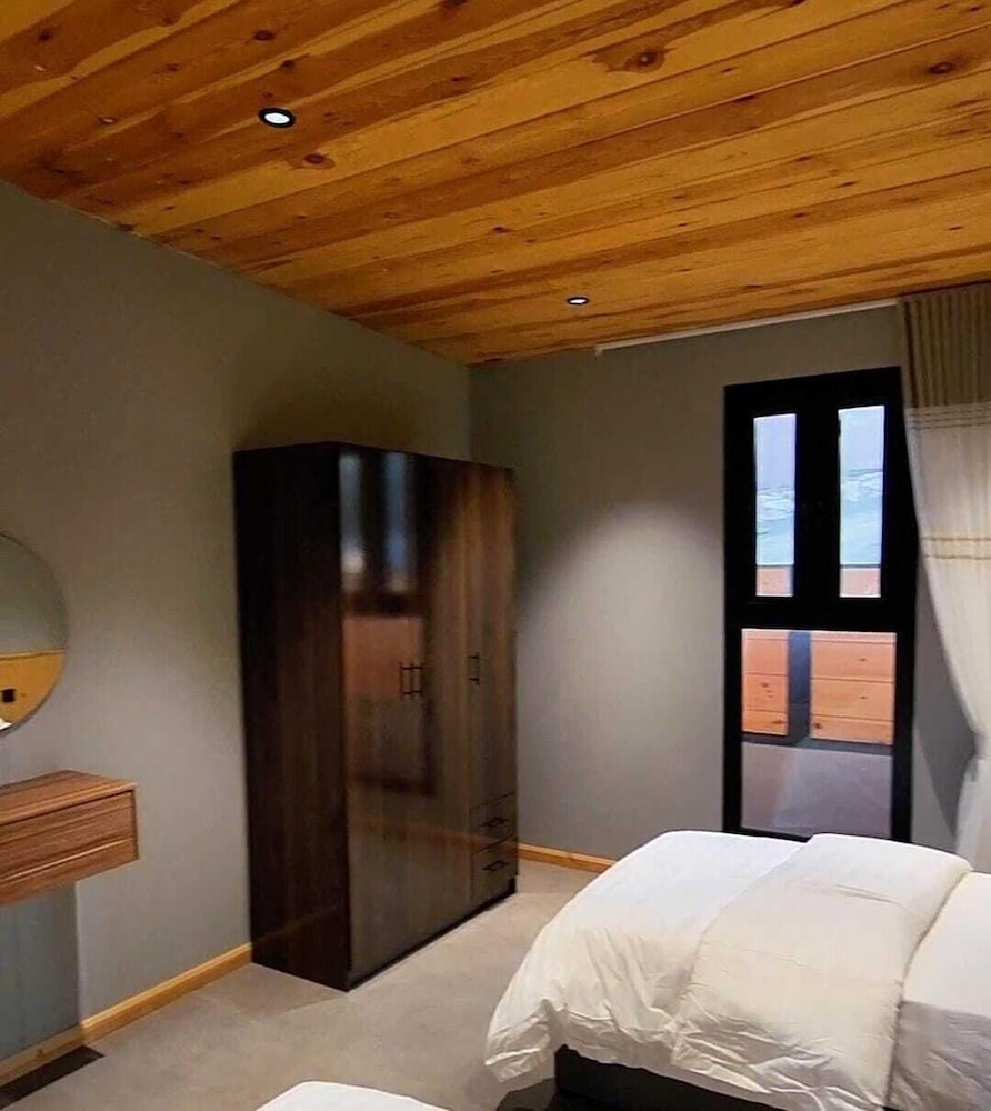 Luxury Duplex, Valley View