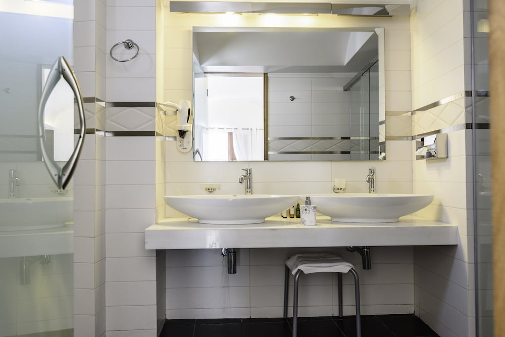 Royal Suite, Jetted Tub (private) - Photo 7