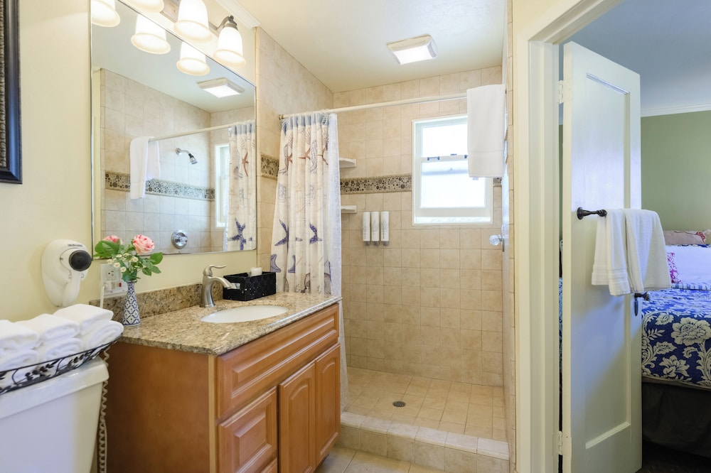 Queen Suite Two Bedrooms with Courtyard View thumbnail 5