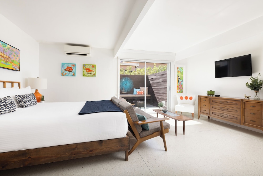 Luxury Room, 1 King Bed, Patio photo 1