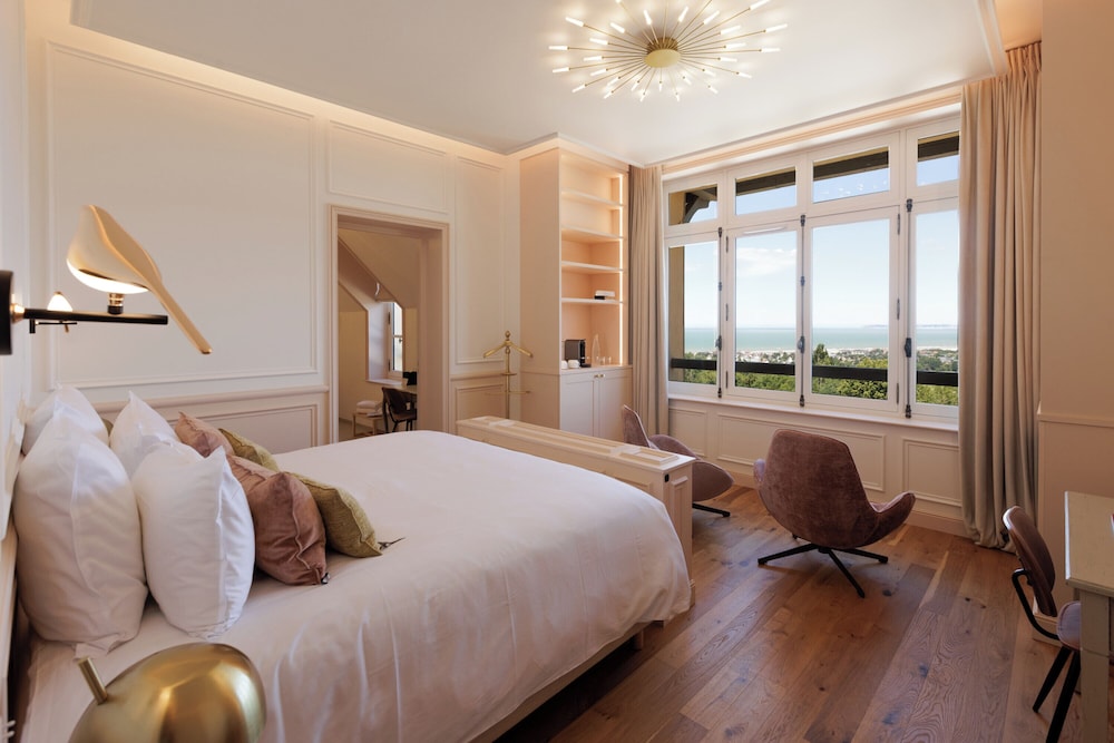 Suite, 1 King Bed, Sea View photo 3