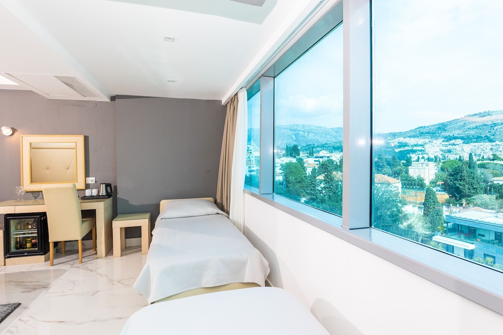 Family Room, Balcony, Park View