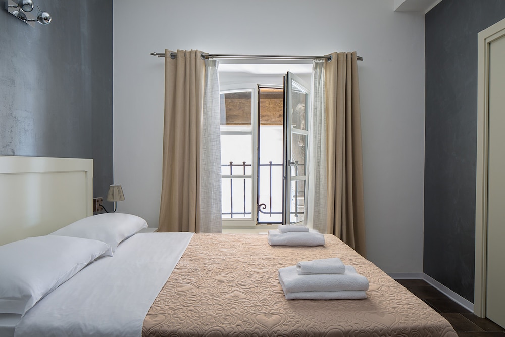 Economy Triple Room photo 2