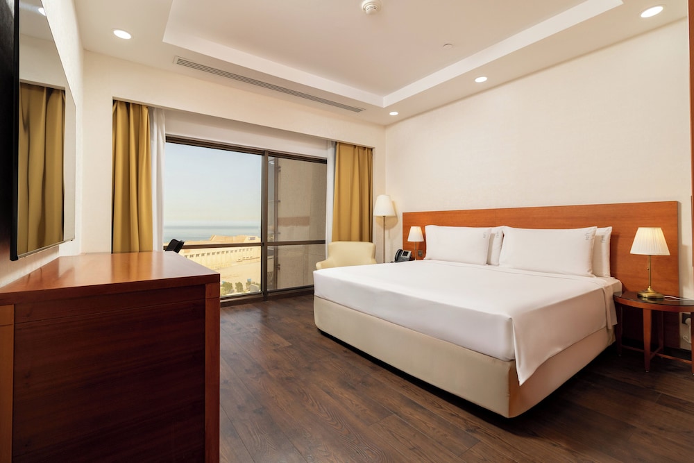 Suite, 3 Bedrooms, Club Lounge Access, Sea View (Dining, Kitchen) - Photo 3