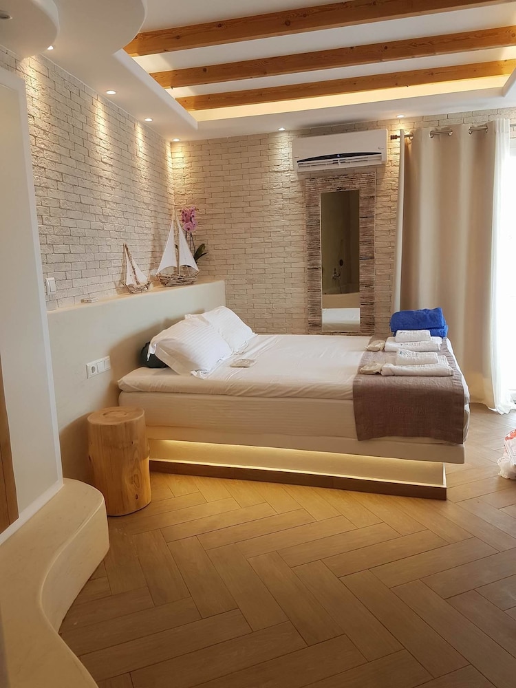 Exclusive Suite, Jetted Tub photo 1