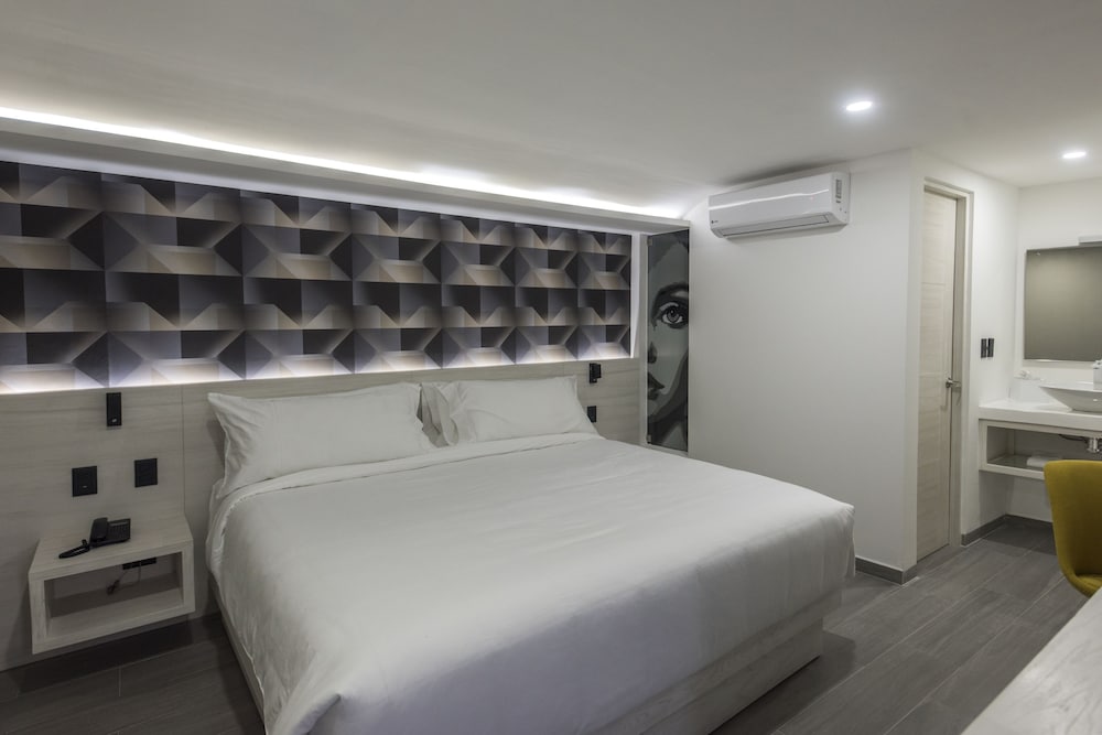 Standard Room, 1 King Bed, Non Smoking photo 1