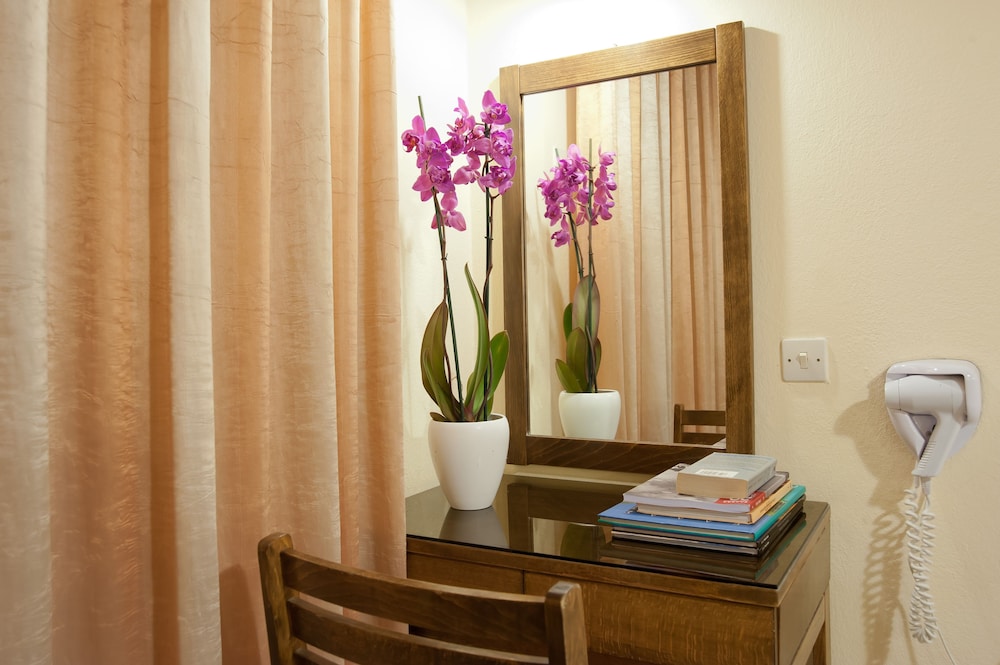 Economy Twin Room - Photo 4
