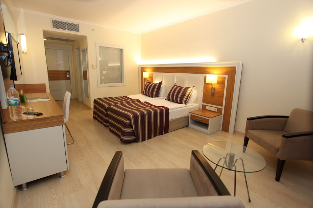 Superior Room (Partial Sea View) photo 2