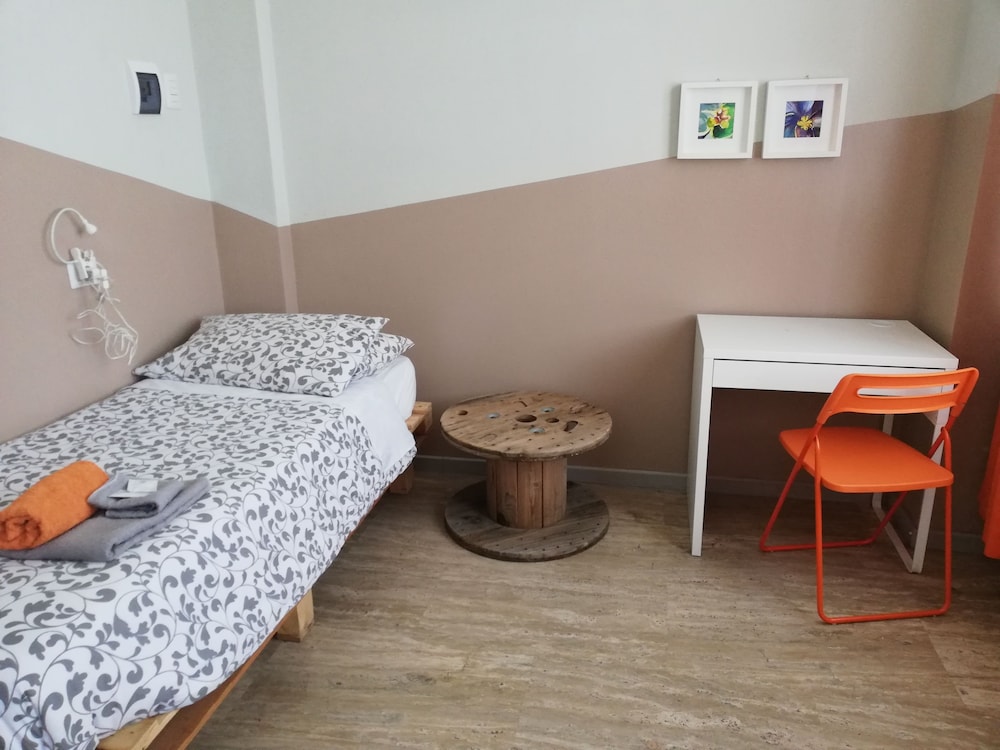 Economy Twin Room, Accessible, Shared Bathroom photo 3
