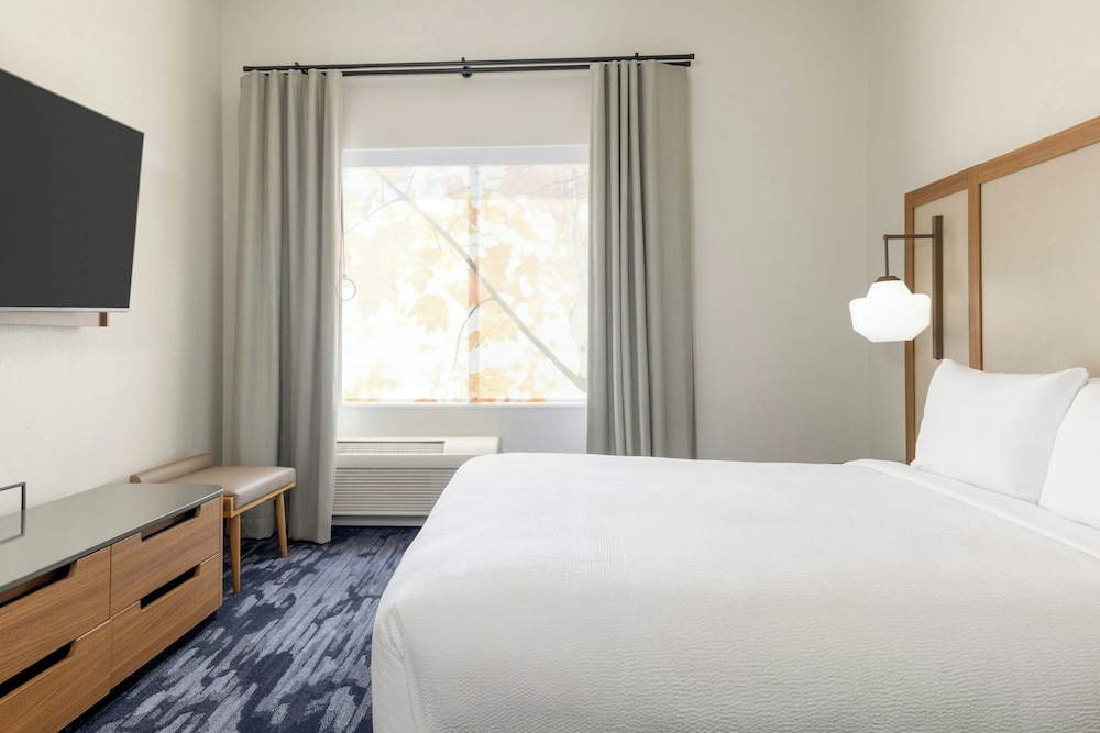 Suite, 1 King Bed - Photo 2