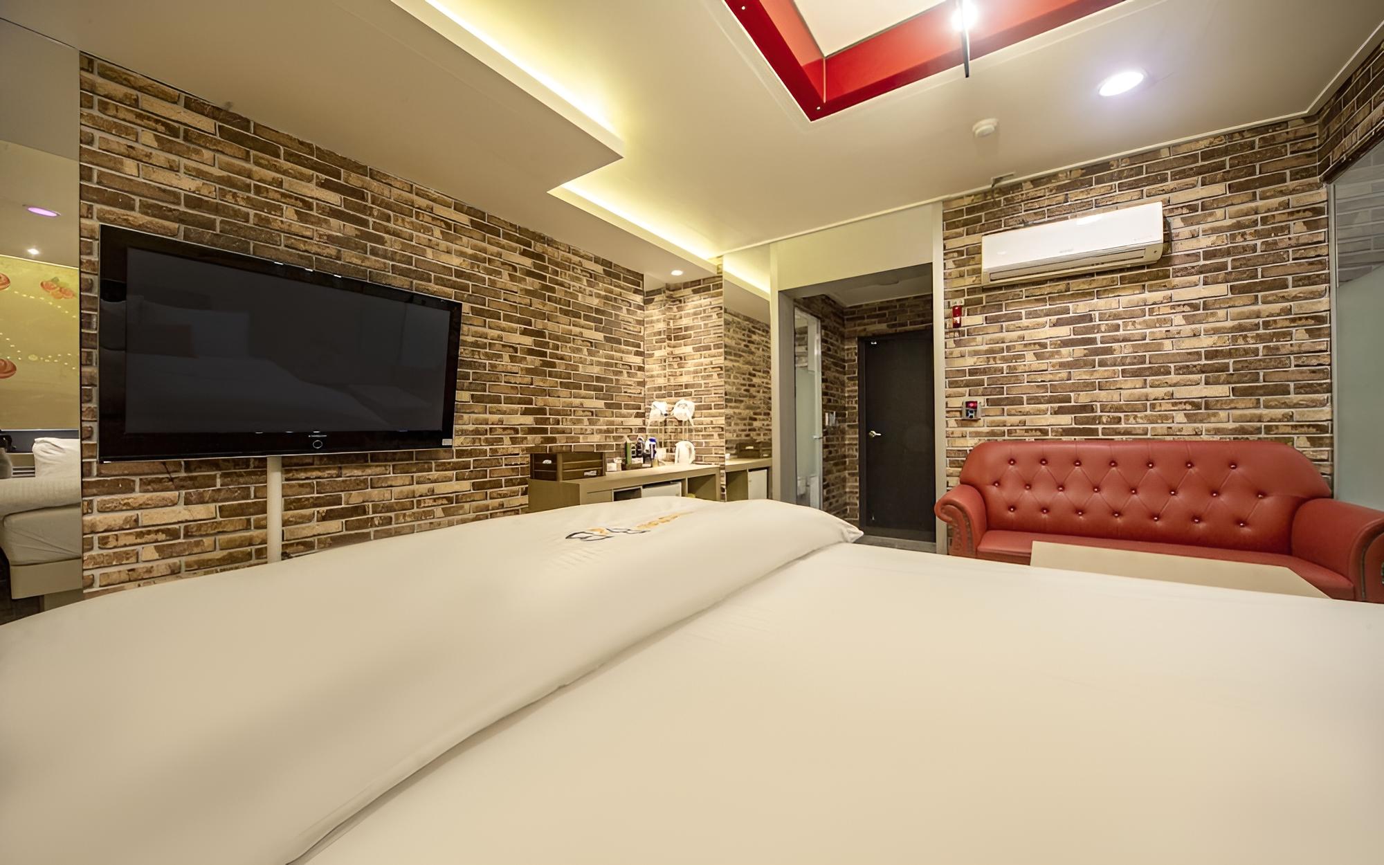 Room (VIP B (Netflix available / Gaming Cou) photo 2
