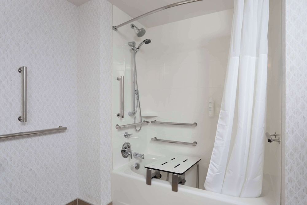 Room, 1 King Bed, Accessible, Bathtub - Photo 2