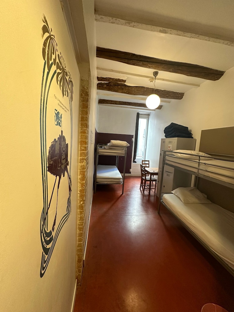 1 Bed in a 4 Beds dorm (women only) photo 3