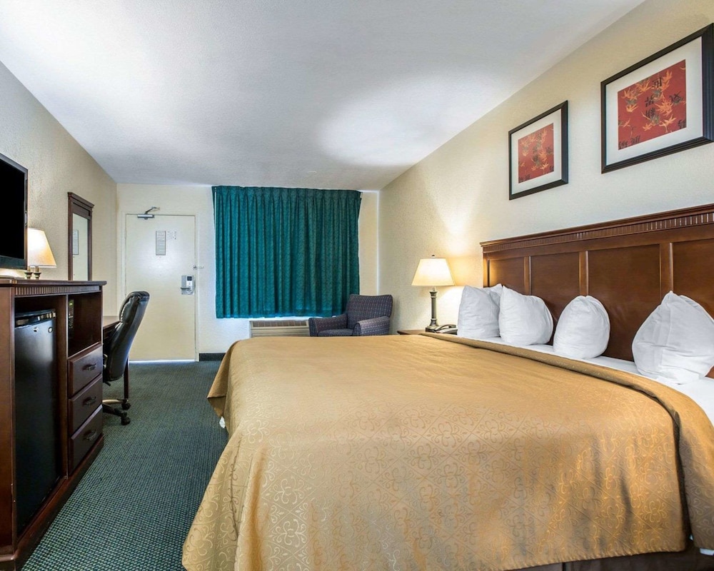 Standard Room, 1 King Bed, Non Smoking - Photo 4