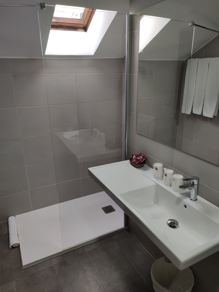 Standard Triple Room - Photo 7