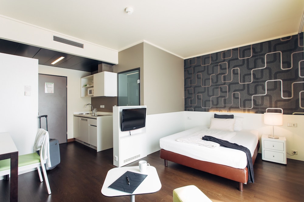 Business Studio, 1 Queen Bed - Photo 1