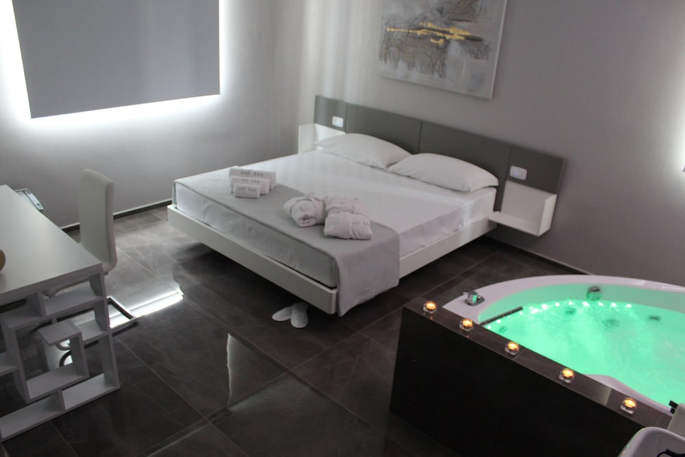 Superior Suite, Jetted Tub photo 2