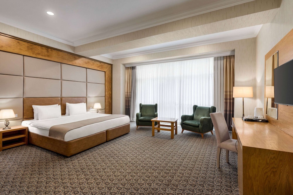 Deluxe Room, 1 King Bed, Non Smoking photo 2