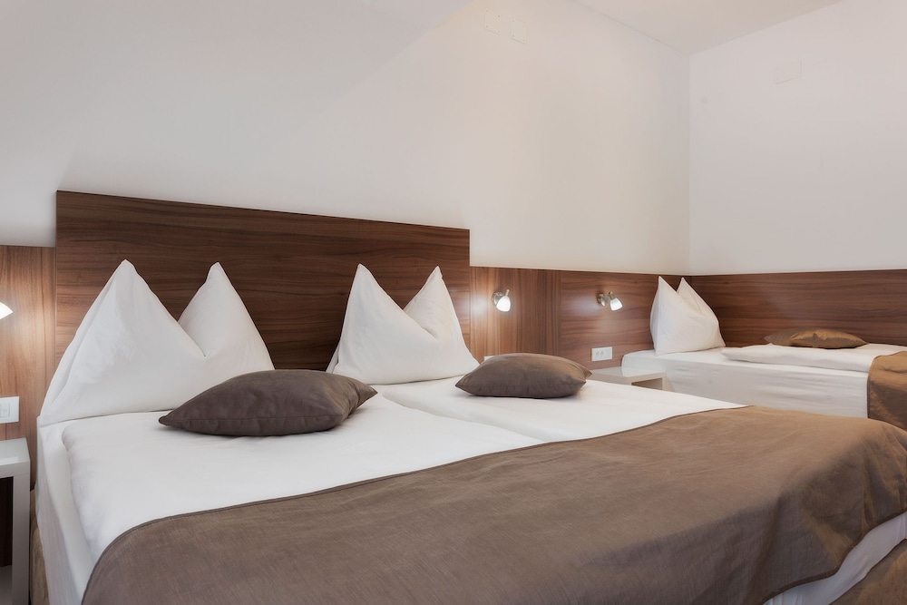 Deluxe Suite, 2 Bedrooms, Balcony photo 3