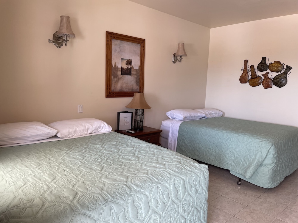Basic Single Room, 2 Queen Beds photo 1