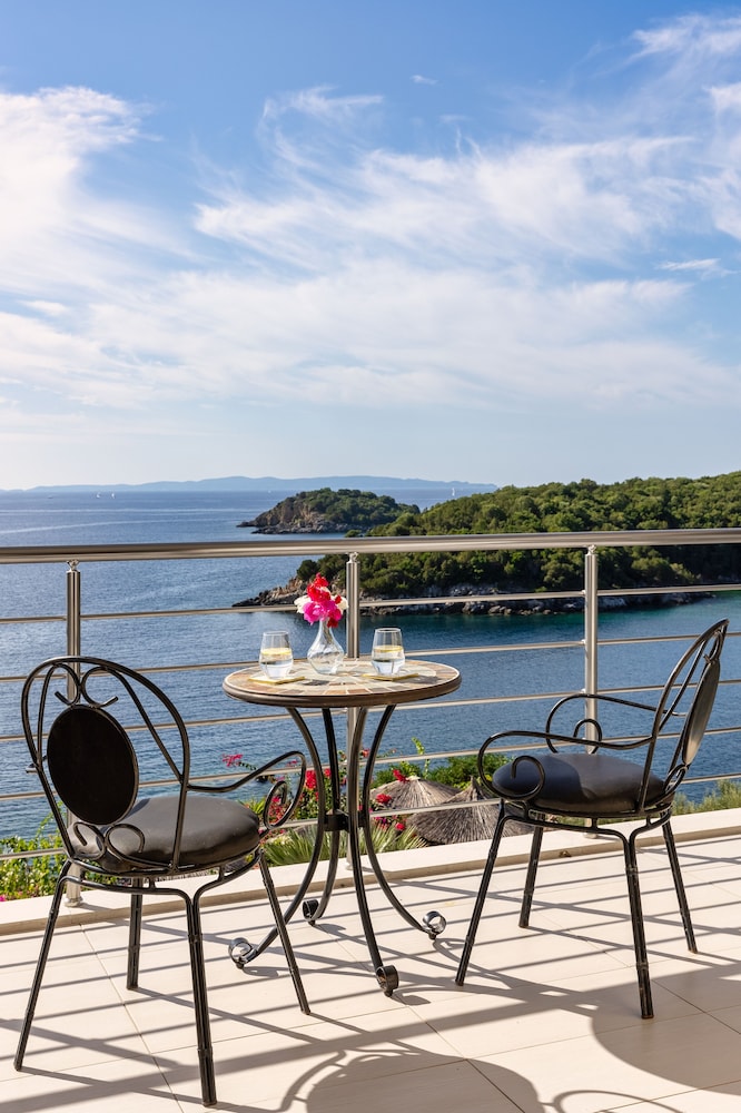 Deluxe Room with Balcony and Sea View - Photo 5