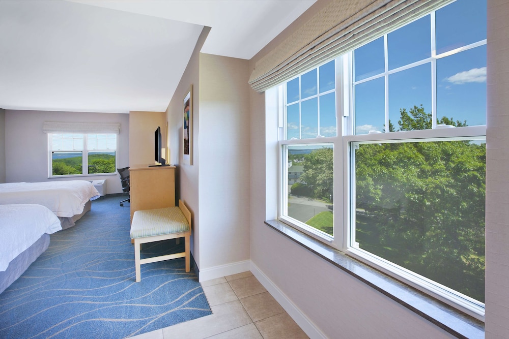Room, 2 Queen Beds, Refrigerator, Ocean View photo 3